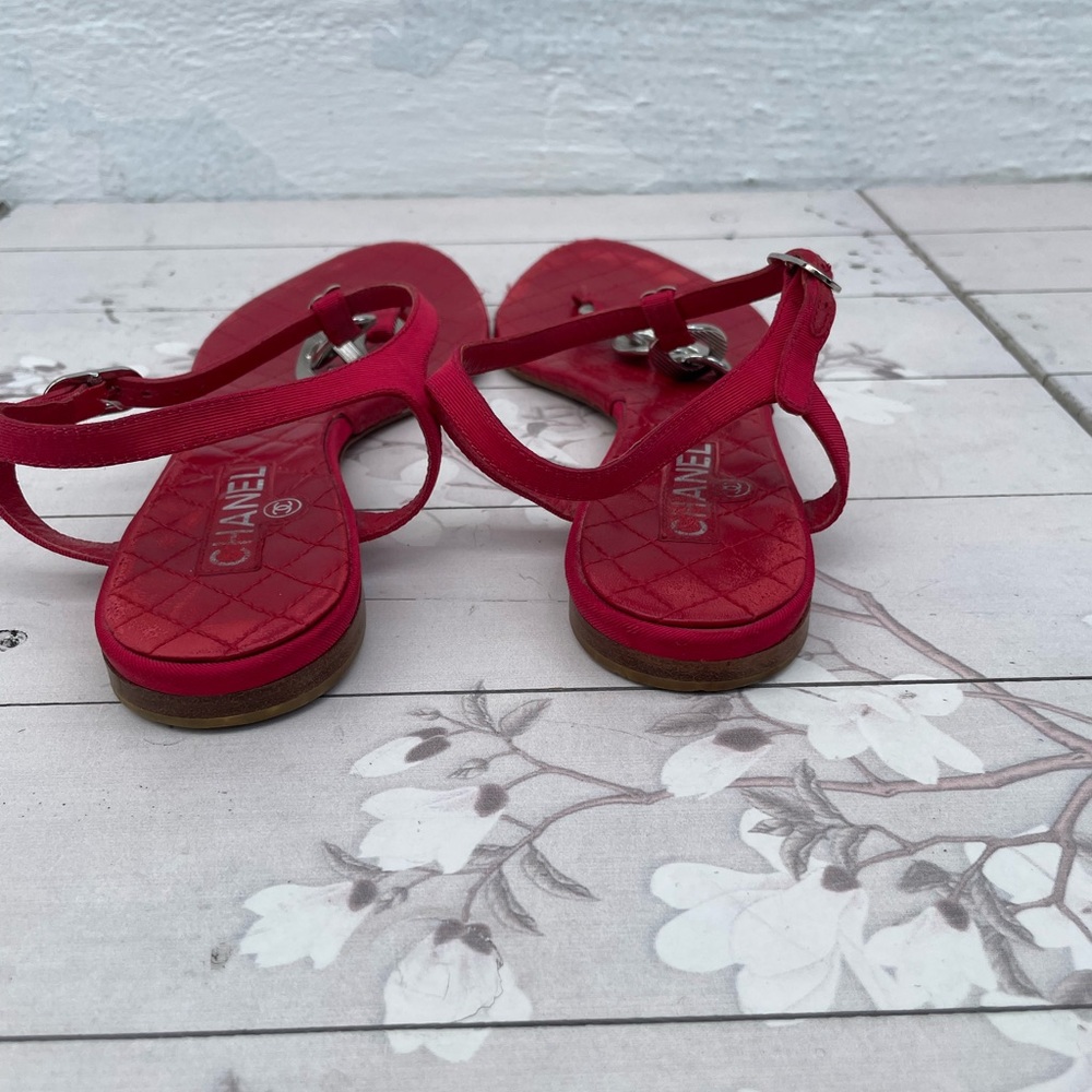 CHANEL Red Quilted Leather Chain Thong Sandals - Picture 6 of 9